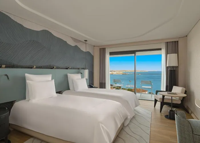 Swissotel And Готель