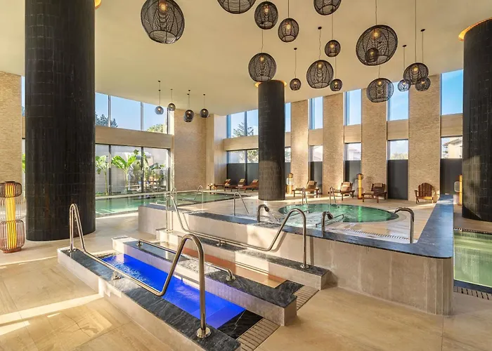 Swissotel And Готель